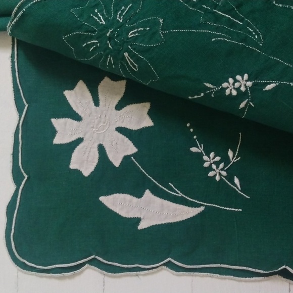 4 Vintage Green and Floral Placemats and 4 Napkins - Picture 3 of 5